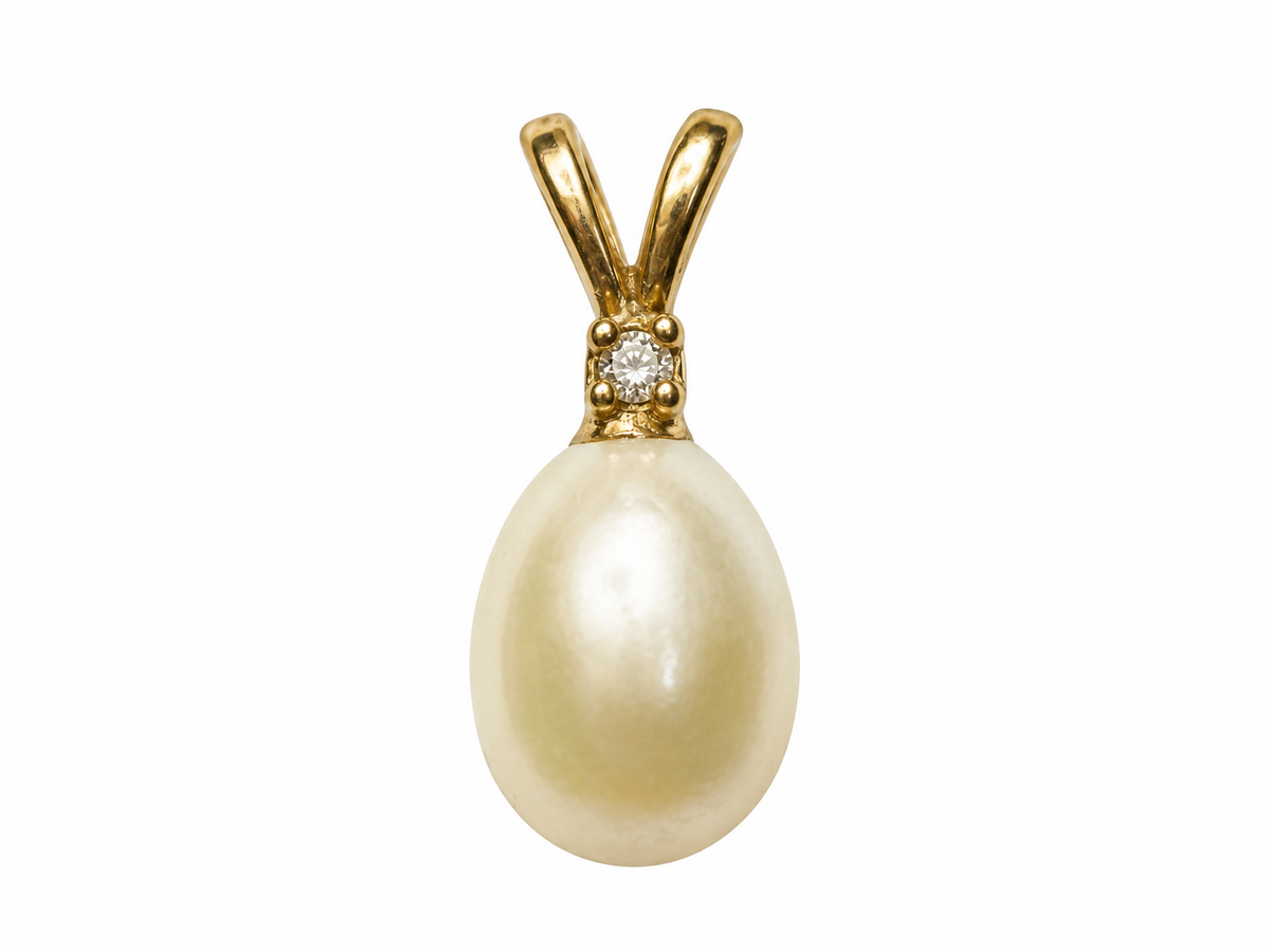 9k Pearl and diamond pendant