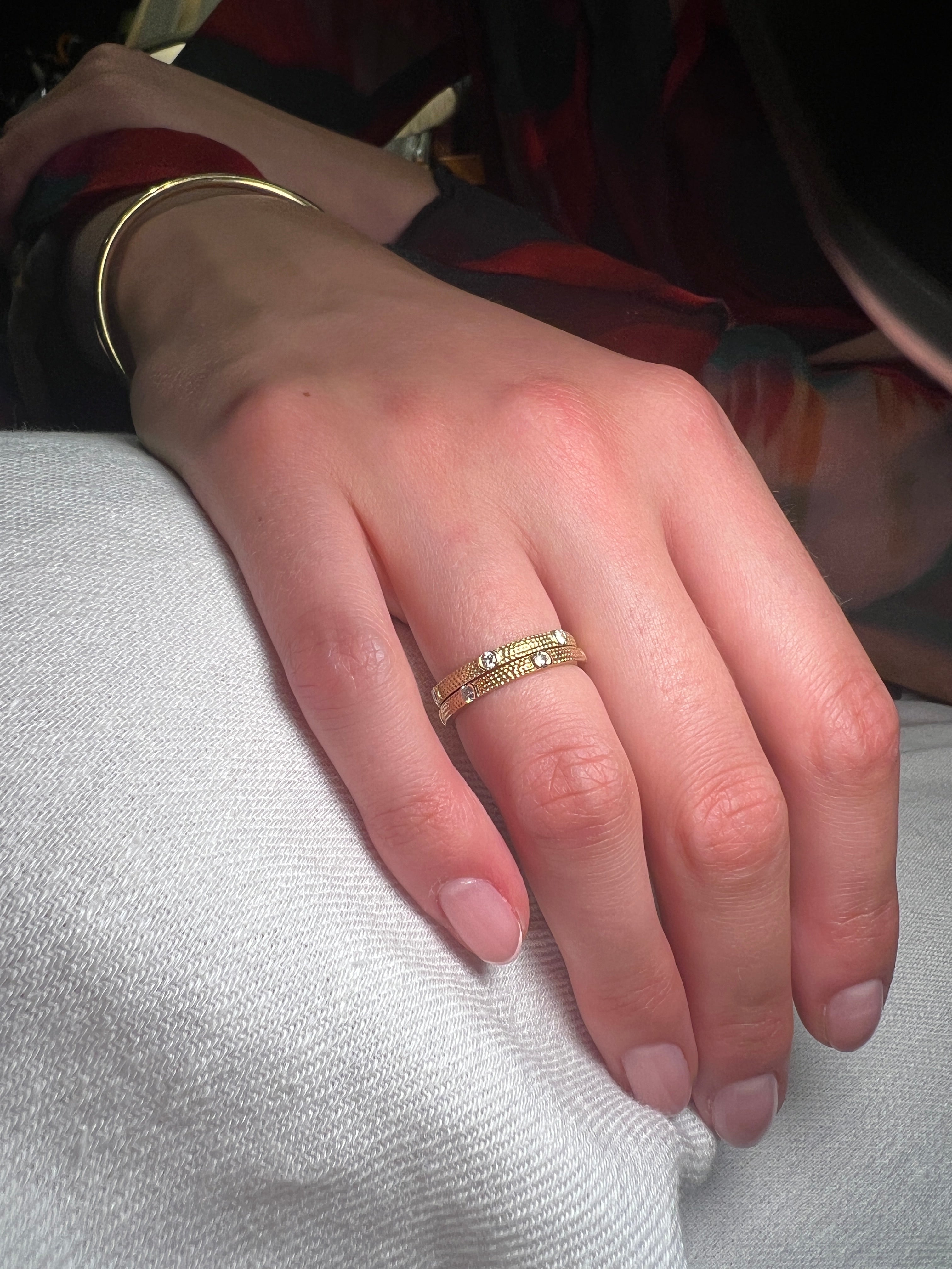 SMALL BAND IN YELLOW GOLD 6 diamond