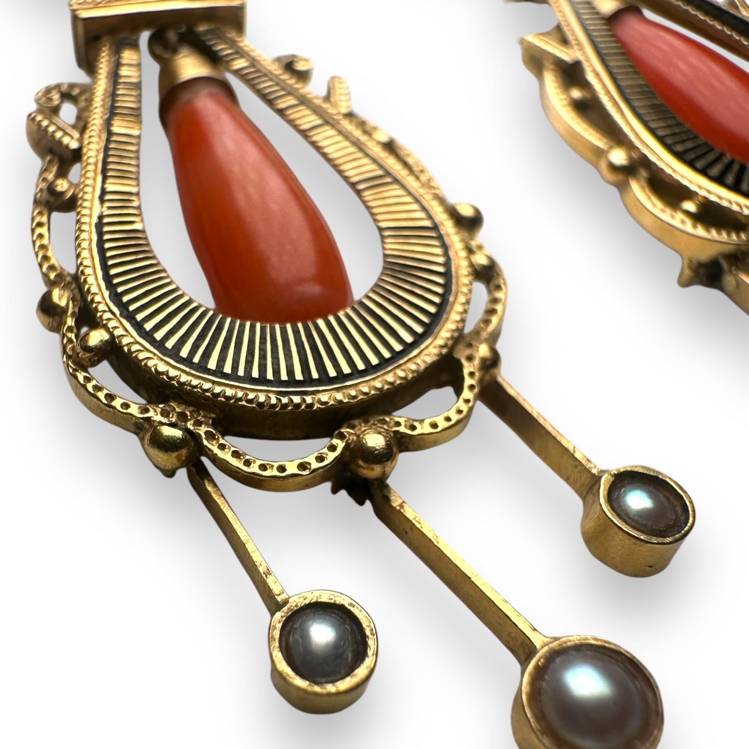 Coral and pearls gold earrings