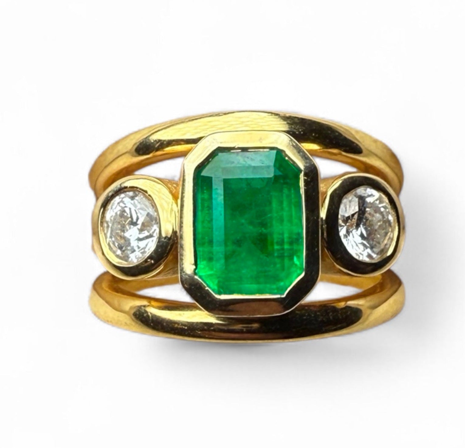18kt Yellow Gold Ring with Emerald-Cut Emerald & Diamond Accents – Customisable Gemstone Options
