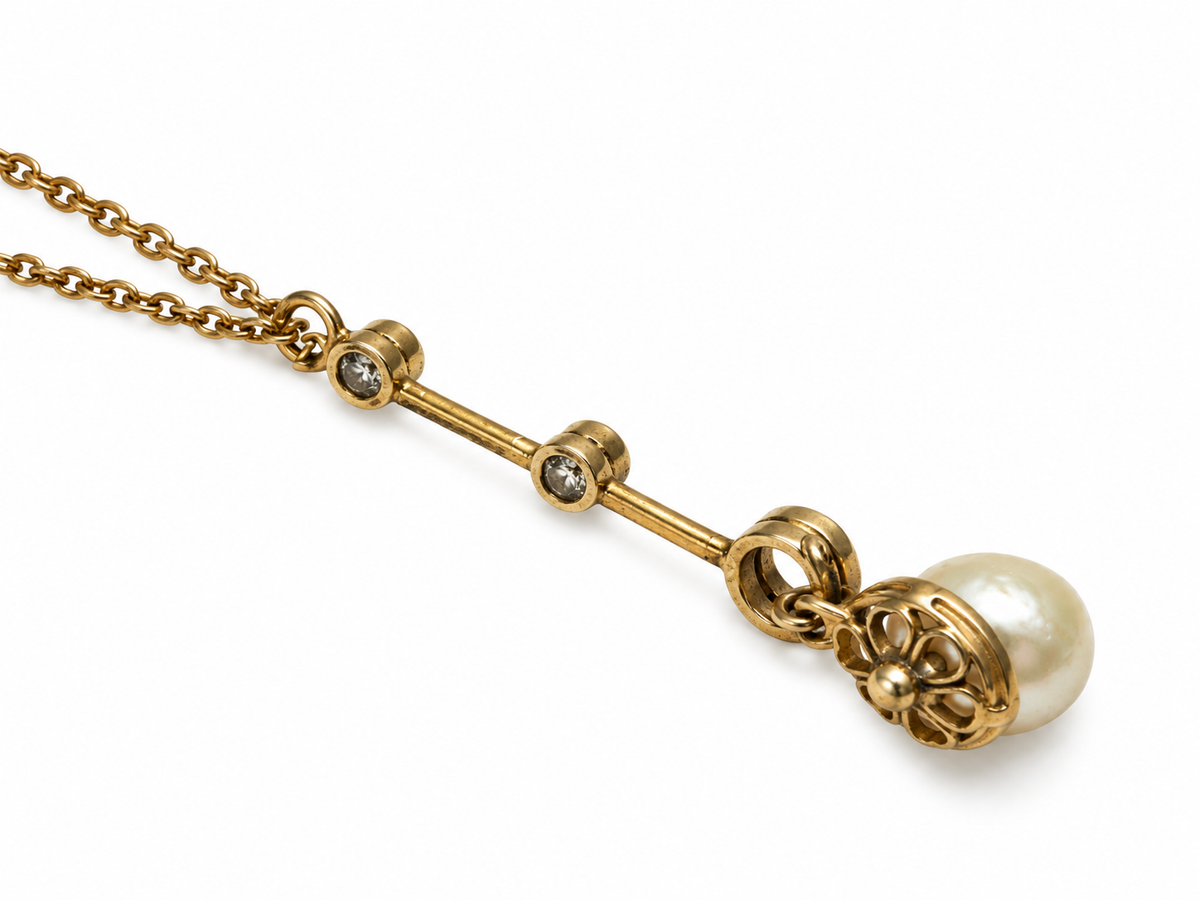 Pearl and diamond neckless
