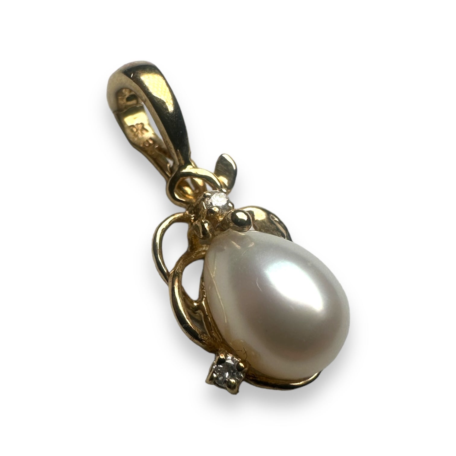 9k Pearl and diamond pendant