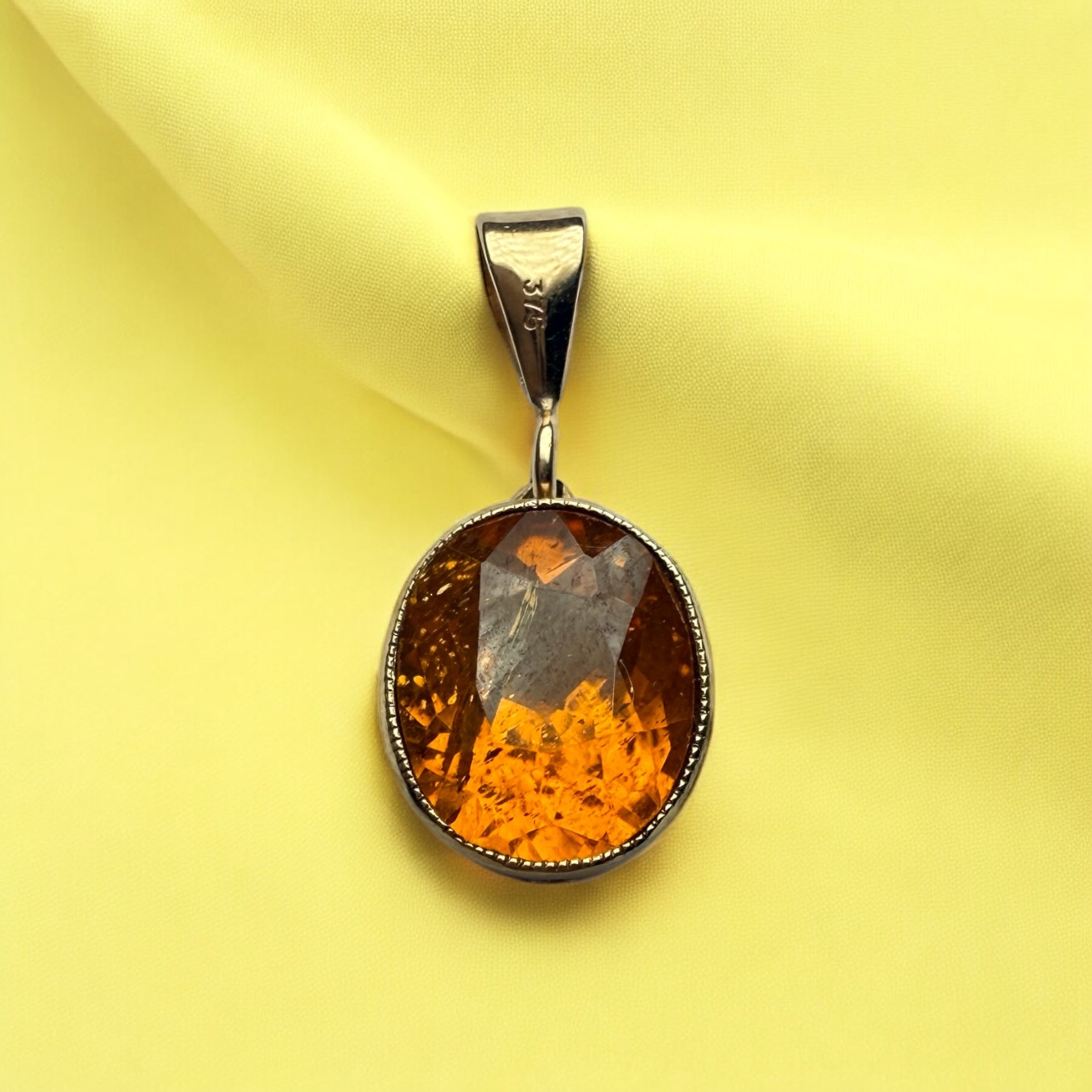 Zircon 9ct gold pendant