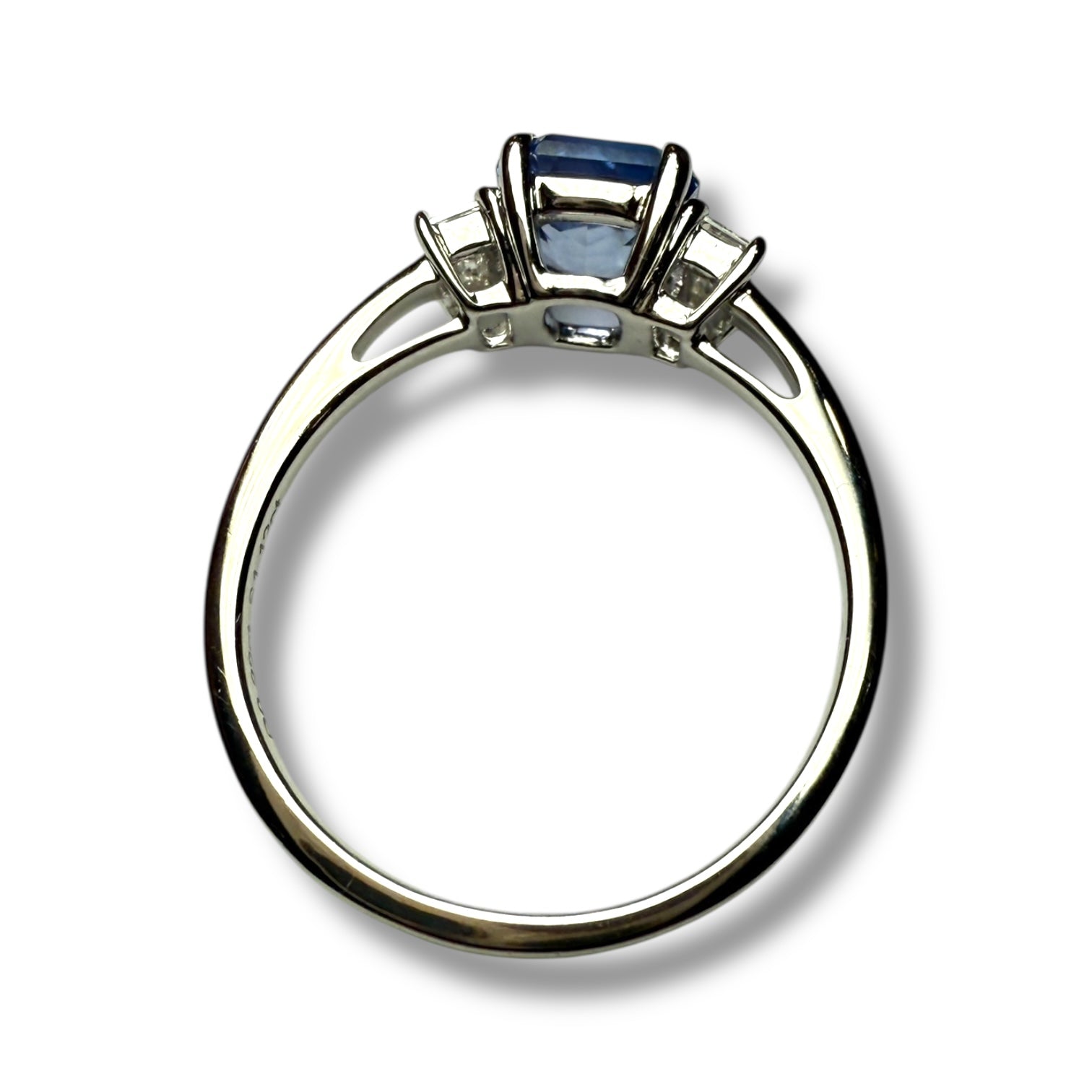 Sapphrire and diamonds platinum ring