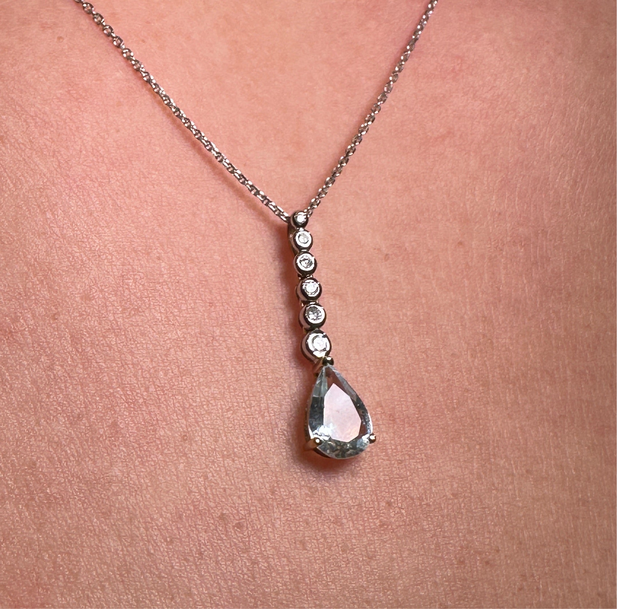 18k aquamarine gold pendant