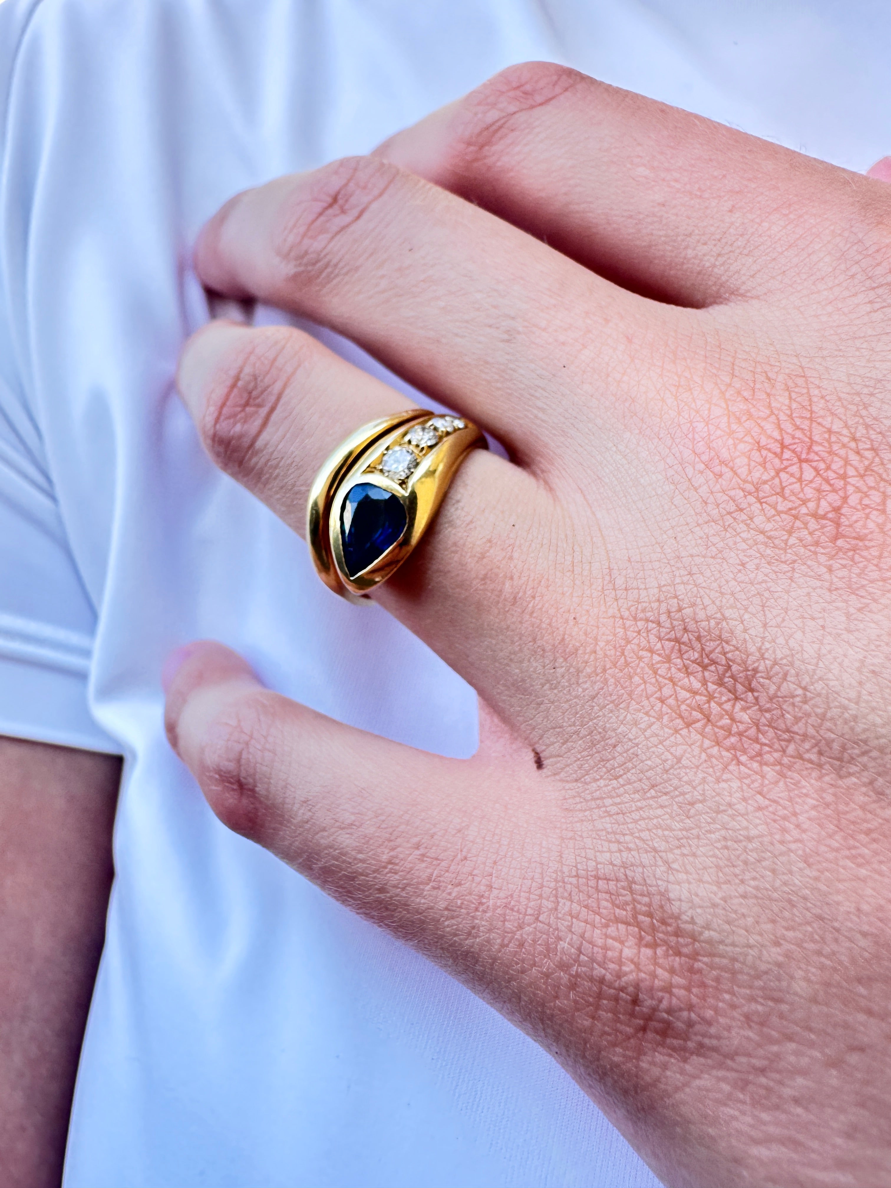 Sapphire and diamonds ring