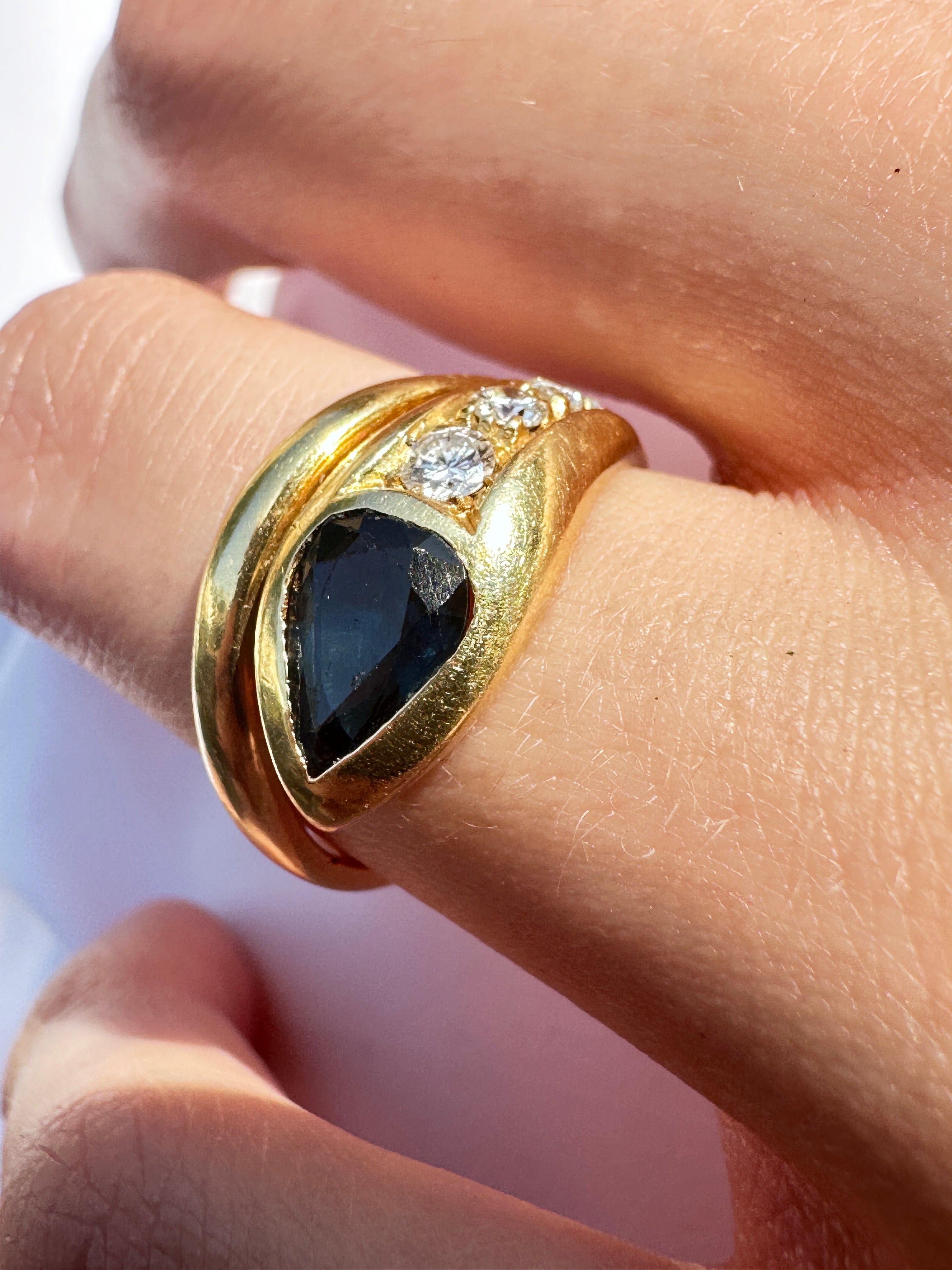 Sapphire and diamonds ring