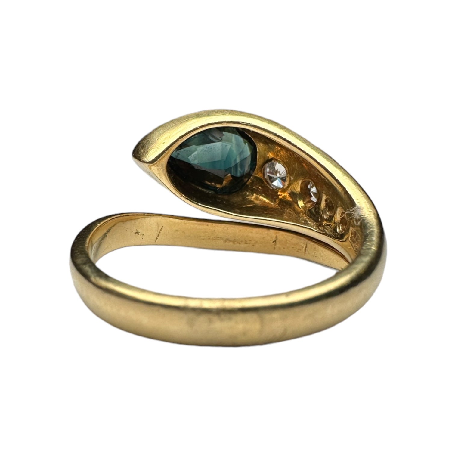 Sapphire and diamonds ring