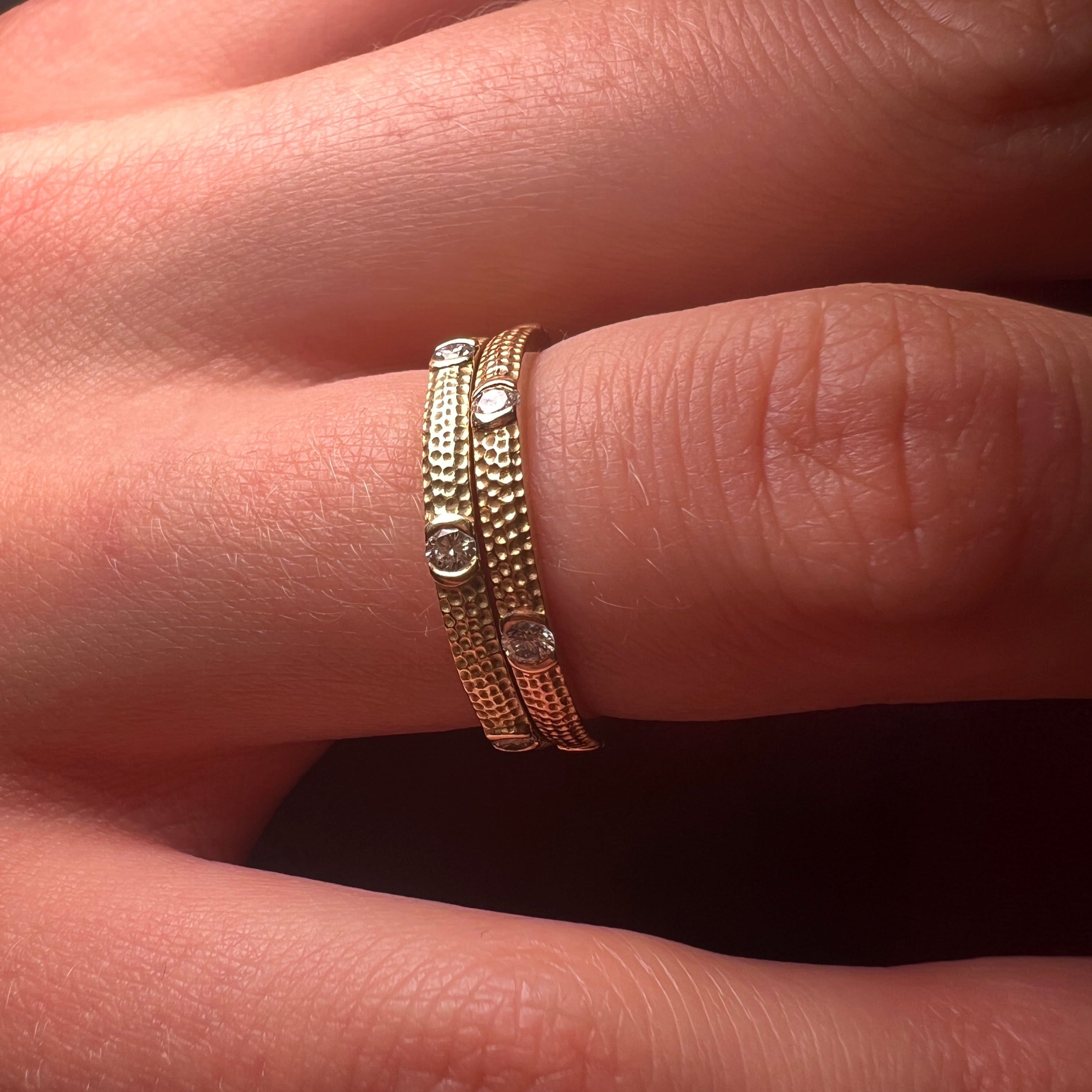 SMALL BAND IN YELLOW GOLD 6 diamond