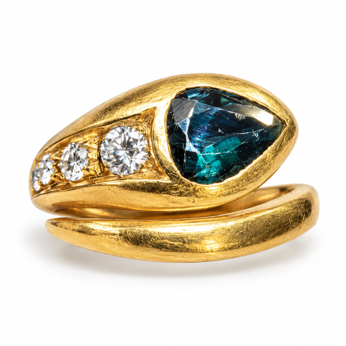 Sapphire and diamonds ring