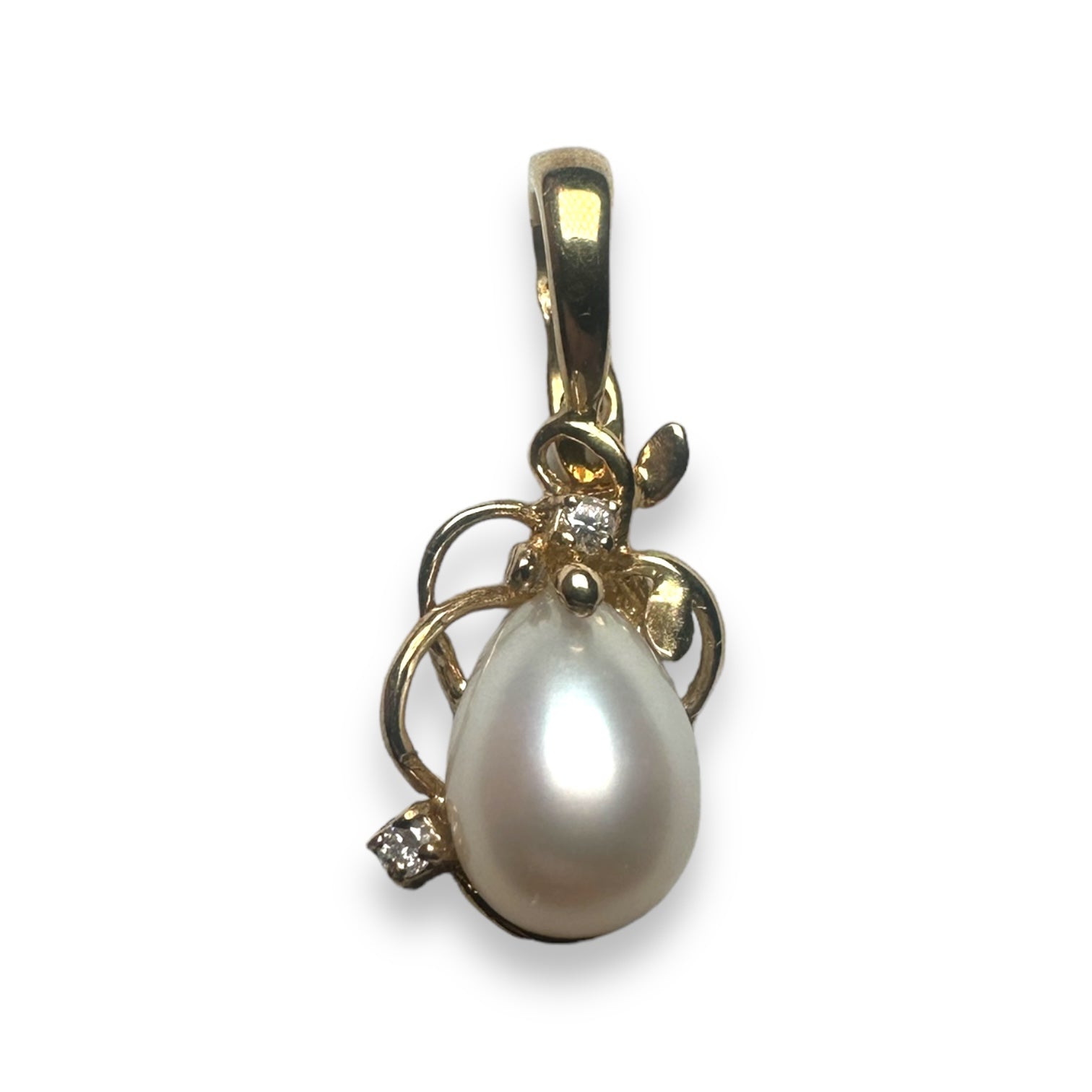 9k Pearl and diamond pendant