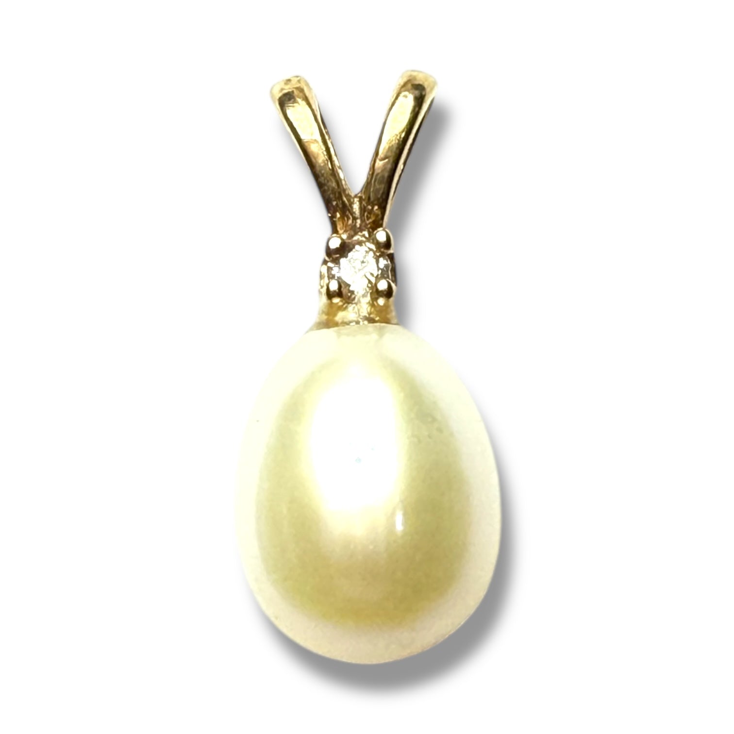 9k Pearl and diamond pendant