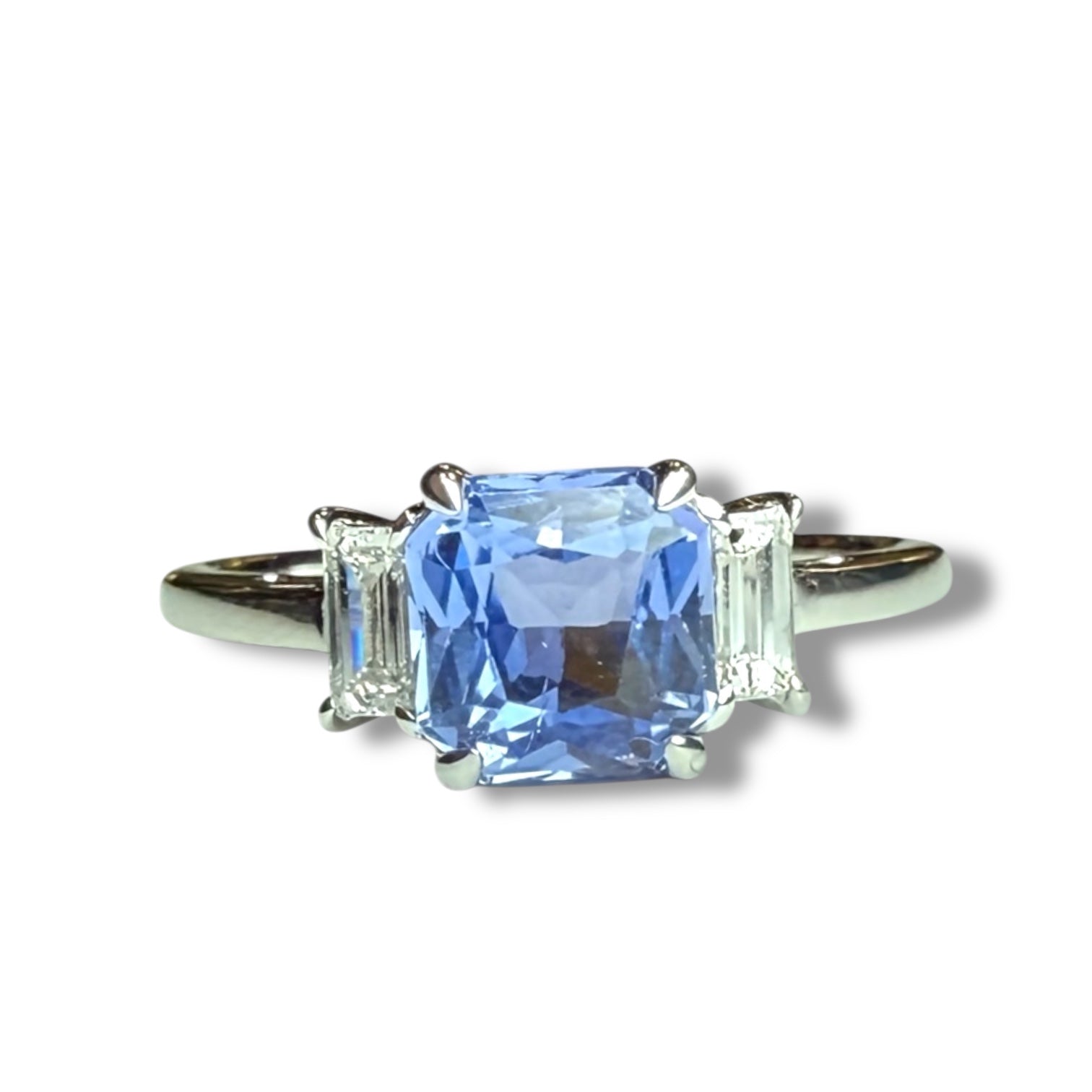 Sapphrire and diamonds platinum ring