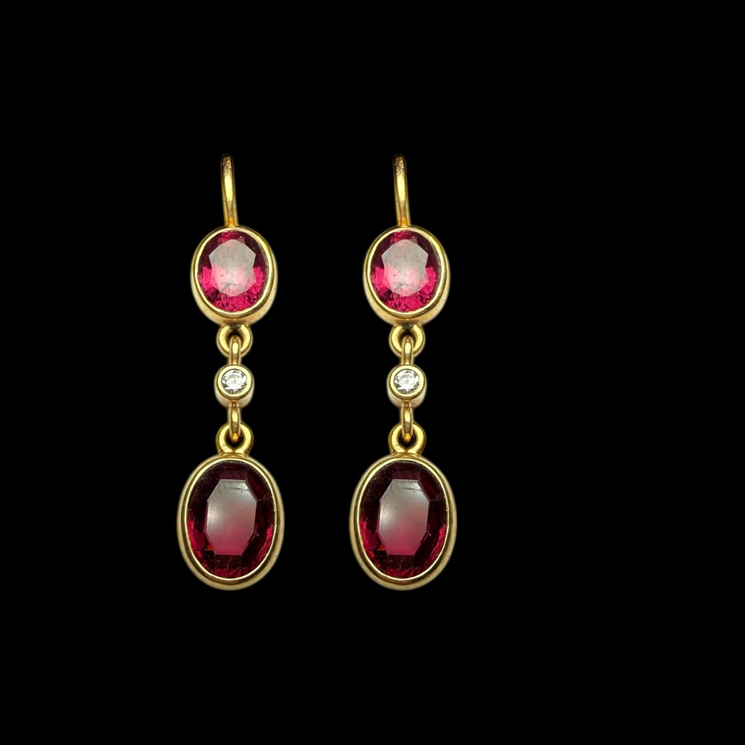 Garnet and diamonds earring in 18k gold