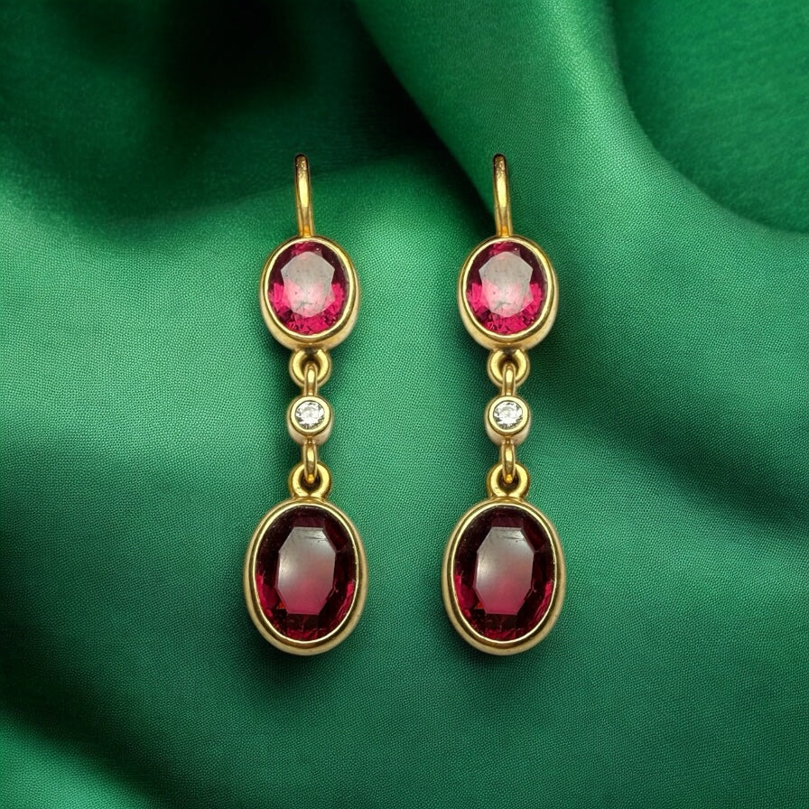 Garnet and diamonds earring in 18k gold