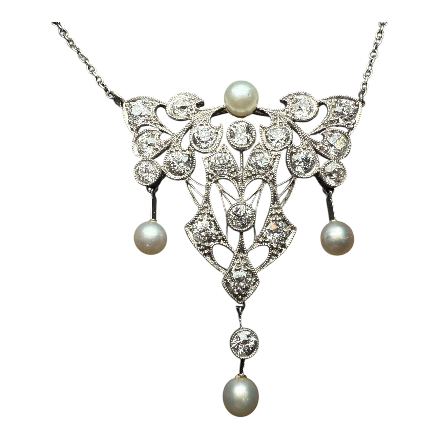 Diamonds and pearls necklace for women