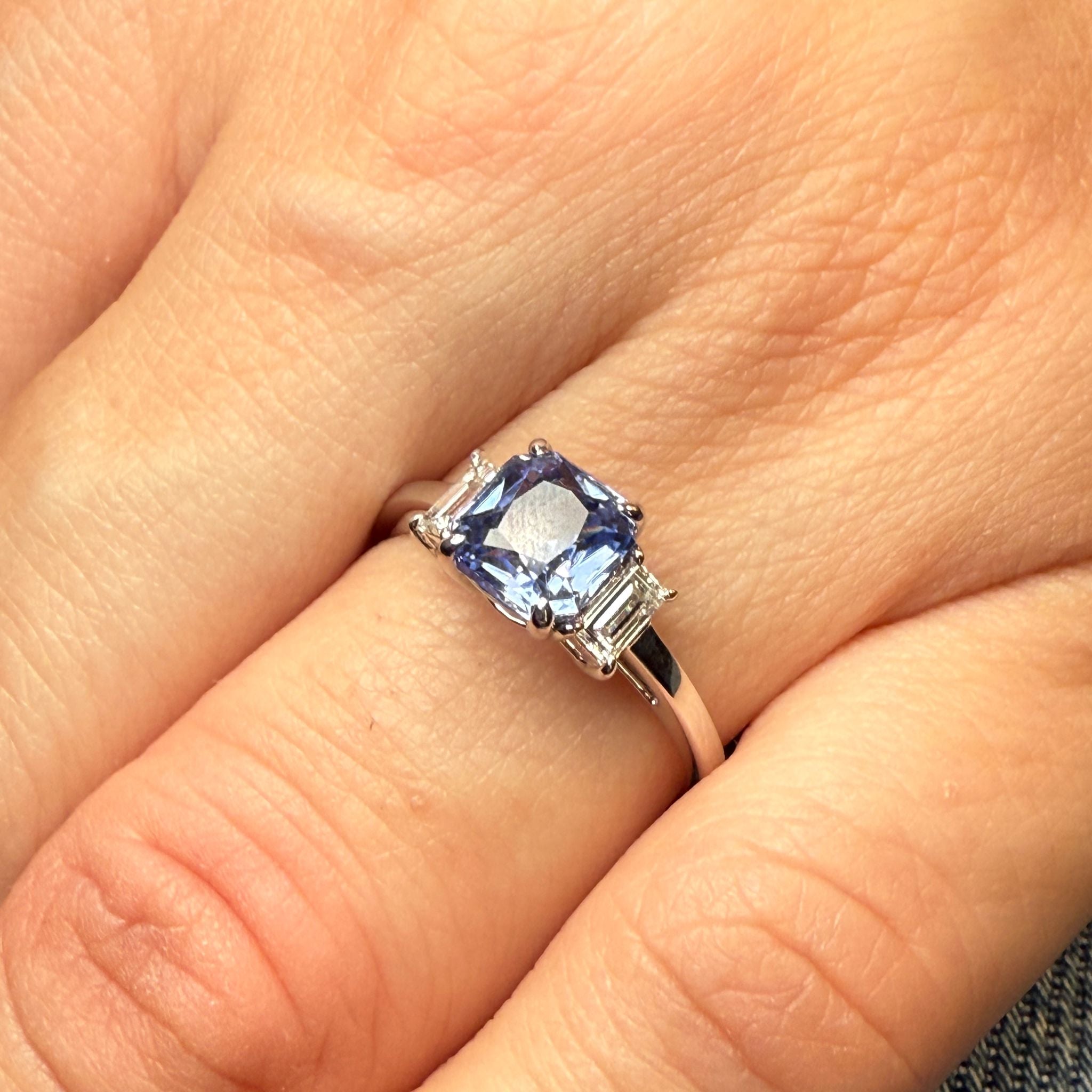 Sapphrire and diamonds platinum ring