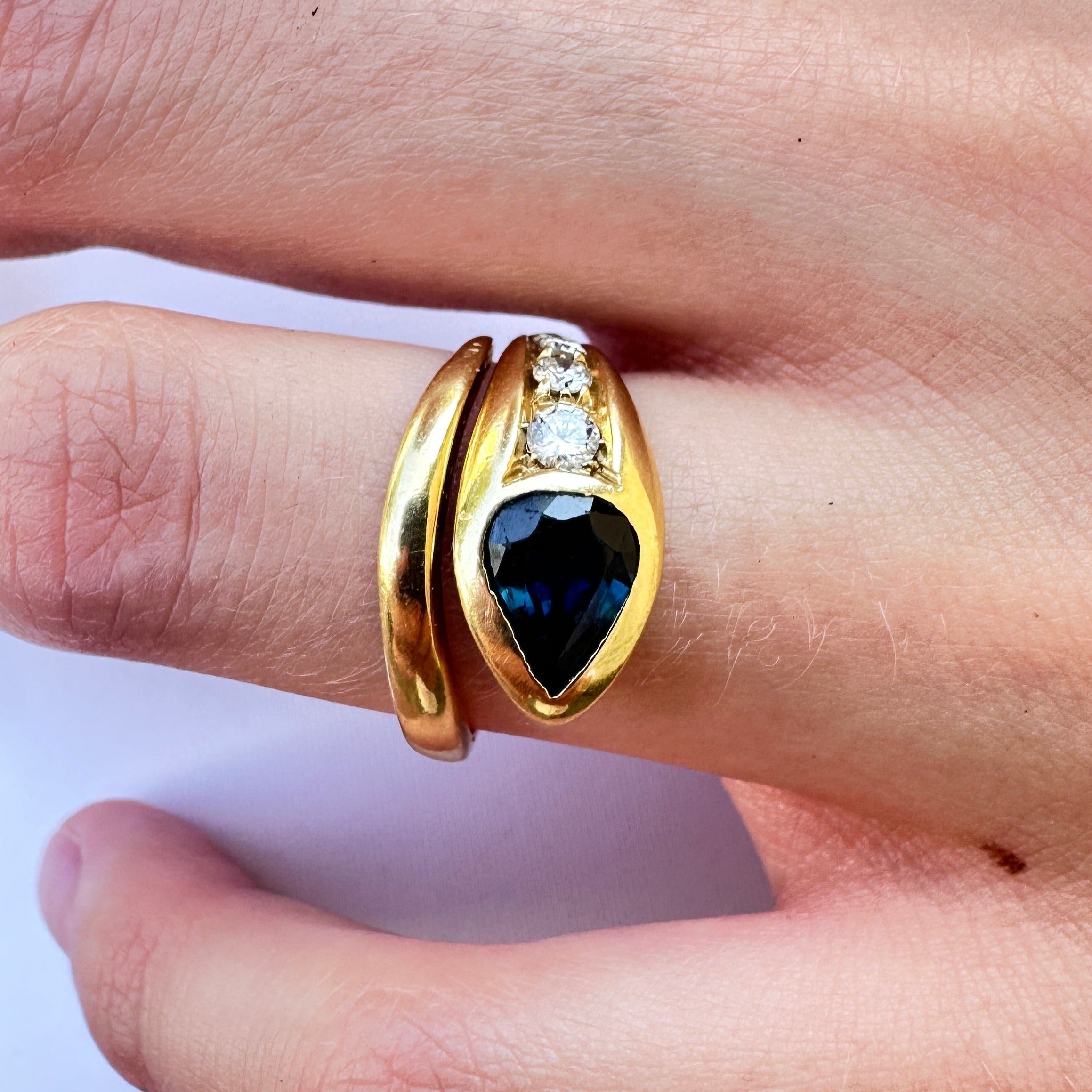 Sapphire and diamonds ring